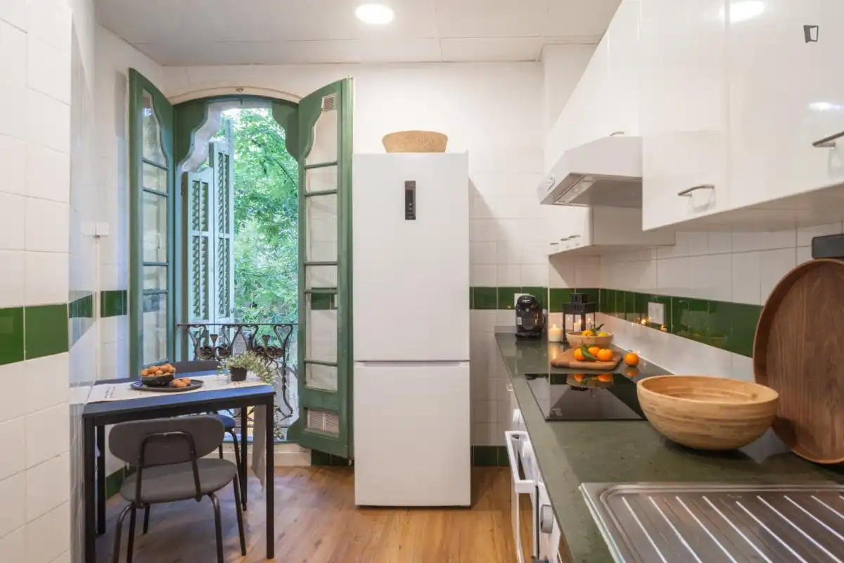 Cuina de Apartament per a compartir en  Palma de Mallorca amb Moblat, Forn i Rentadora