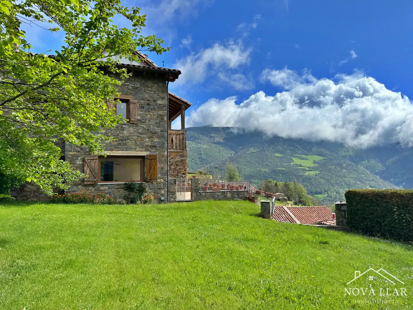 Außenansicht von Einfamilien-Reihenhaus zum Verkauf in Vilallonga de Ter mit Heizung, Privatgarten und Terrasse