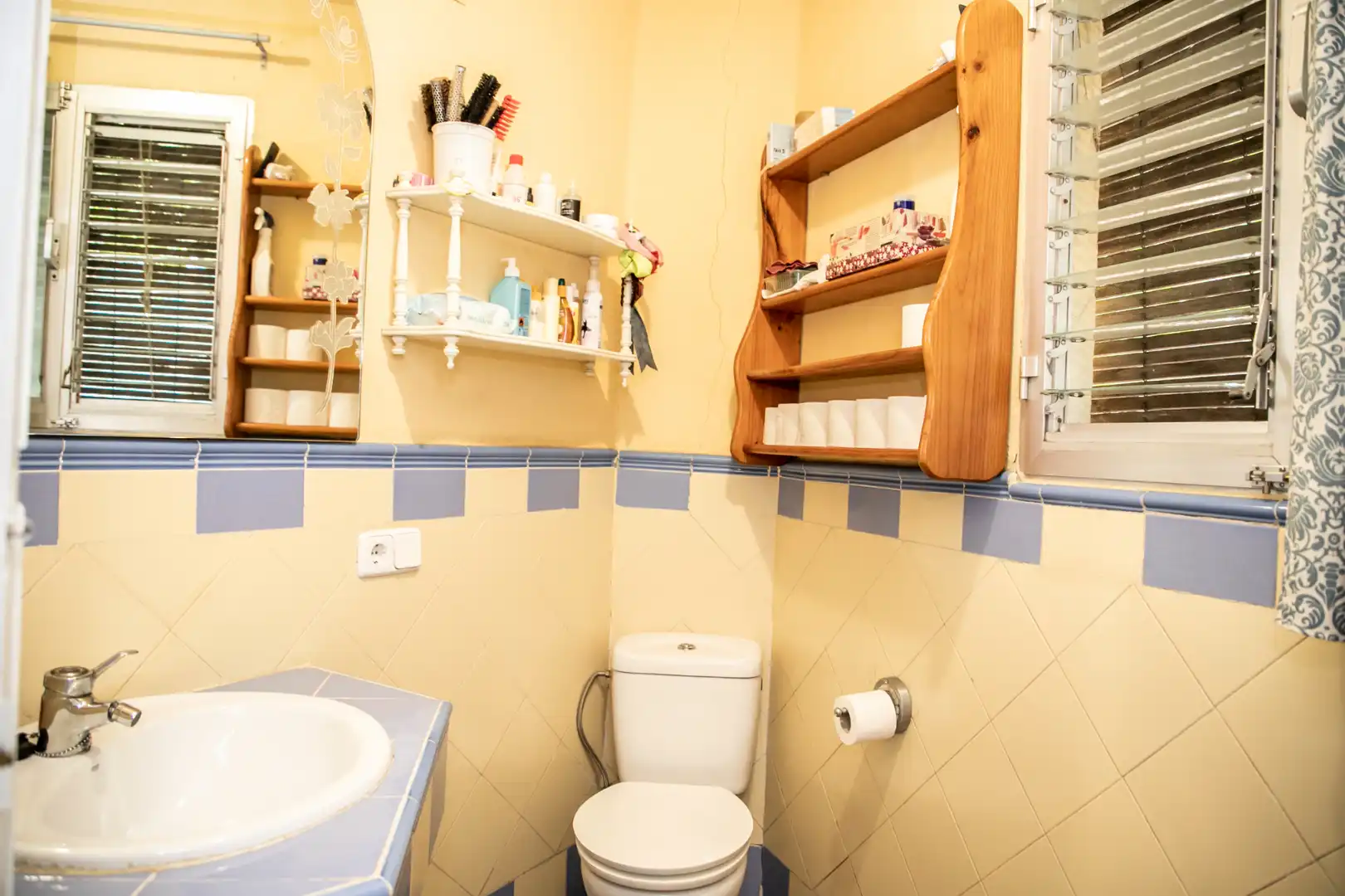 Baño de Casa o chalet en venta en Castilleja de la Cuesta con Aire acondicionado, Calefacción y Jardín privado