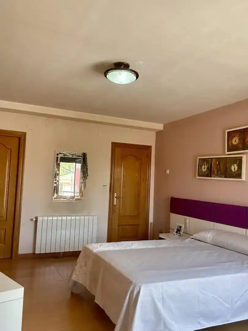 Habitación de Casa adosada en venta en Utiel con Aire acondicionado, Trastero y Balcón