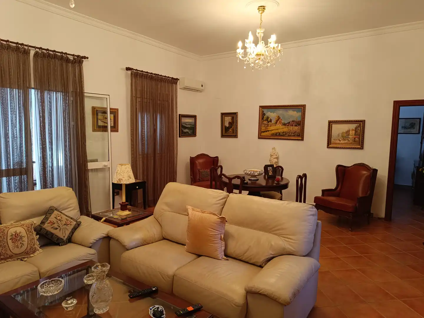 Sala d'estar de Casa o xalet en venda en Carmona amb Aire condicionat, Jardí privat i Terrassa