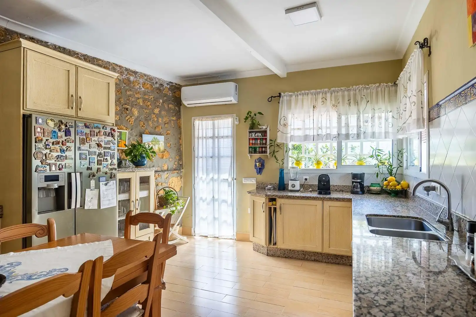 Küche von Haus oder Chalet zum Verkauf in Tomares mit Klimaanlage, Heizung und Privatgarten