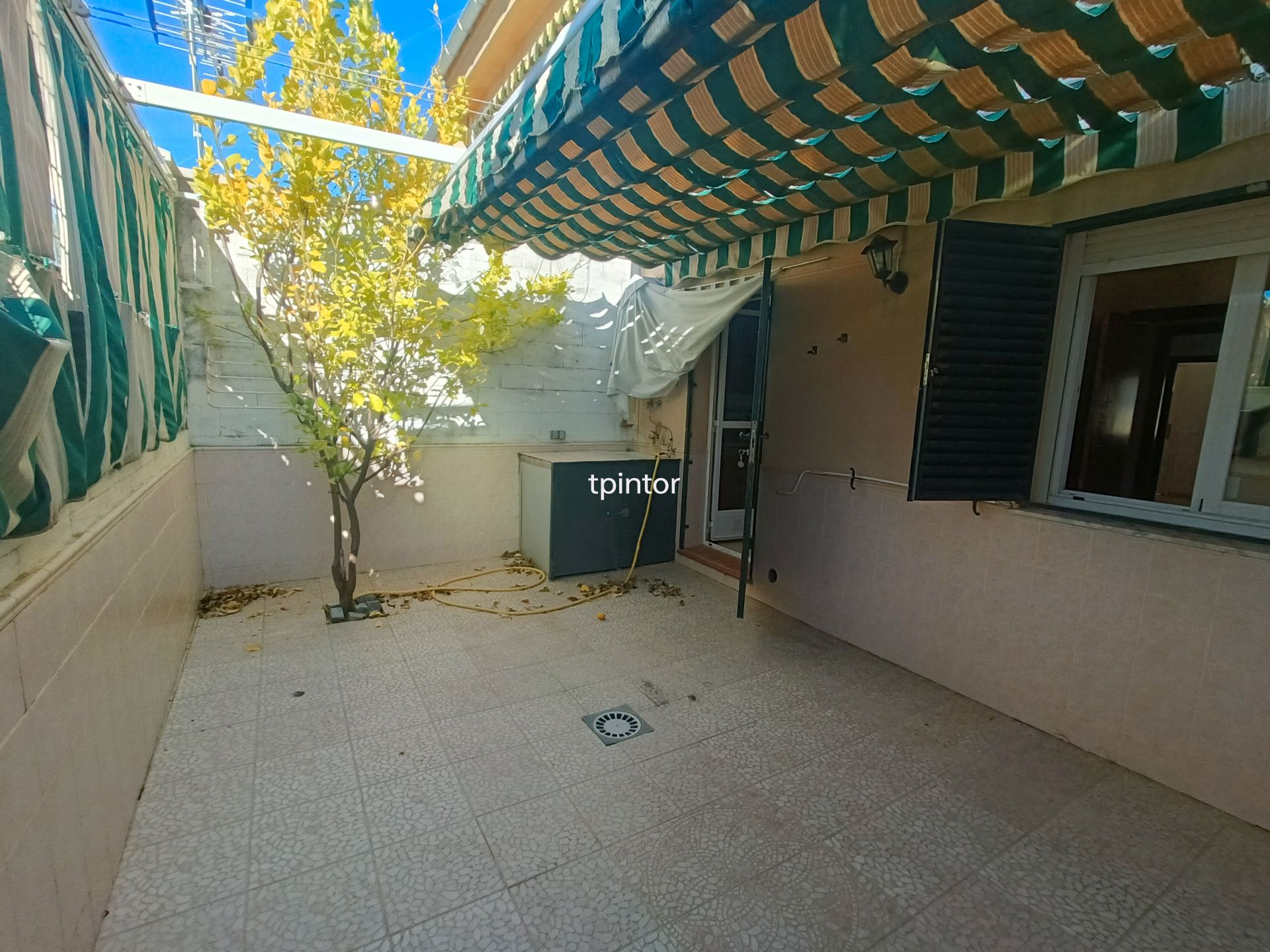 Terrasse von Einfamilien-Reihenhaus zur Miete in Cáceres Capital mit Ofen, Waschmaschine und Mikrowelle