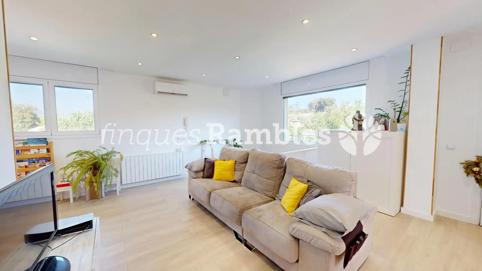 Sala de estar de Casa o chalet en venta en La Torre de Claramunt con Calefacción, Jardín privado y Parquet
