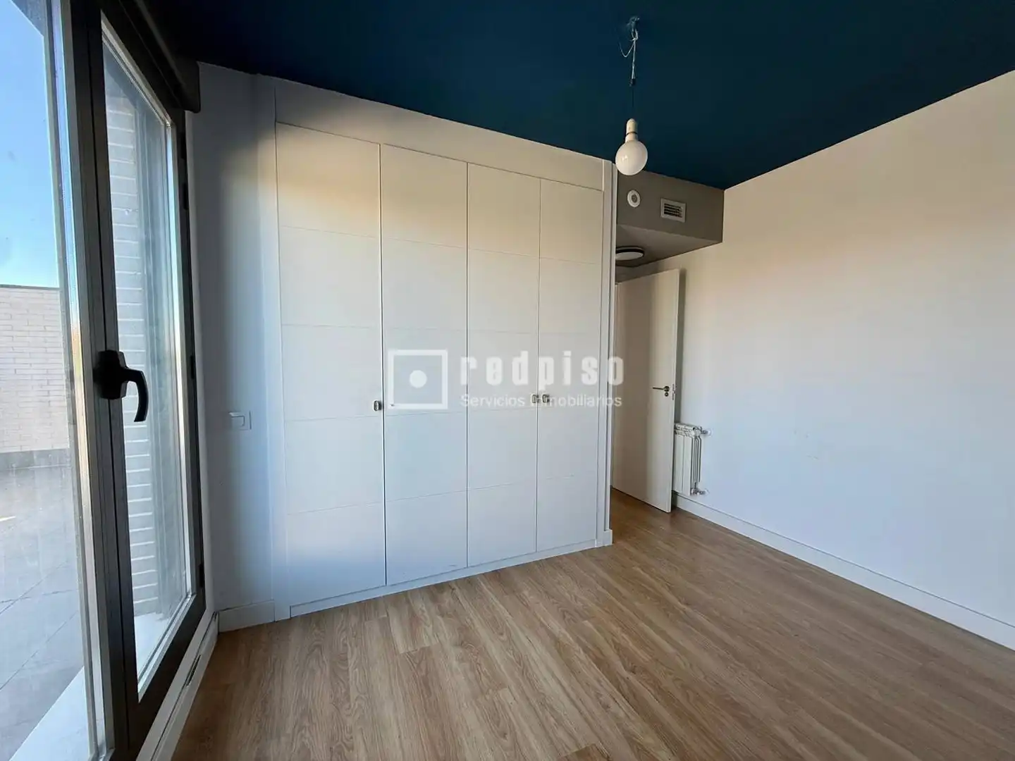 Schlafzimmer von Dachboden zur Miete in Madrid mit Heizung, Terrasse und Abstellraum