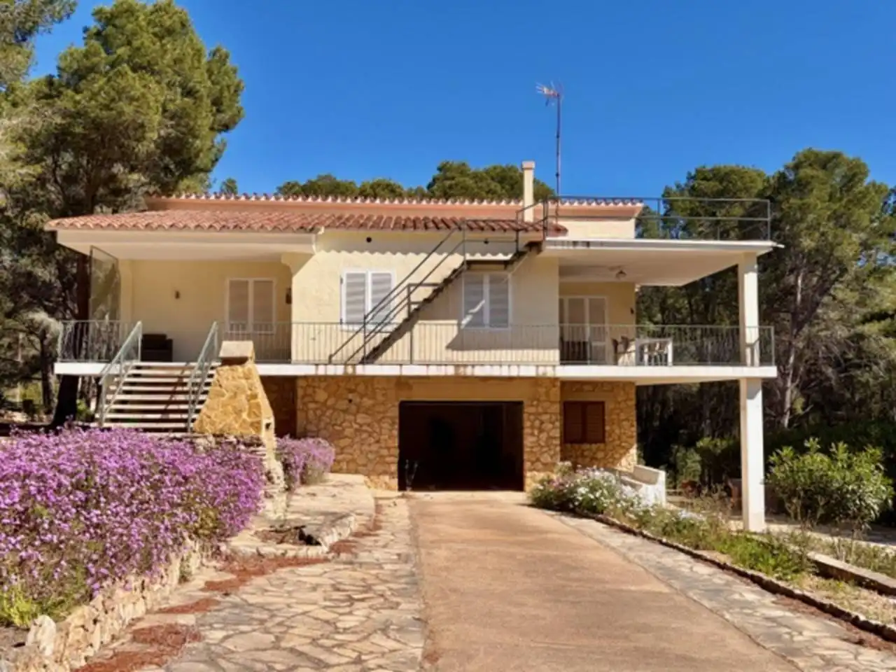 Vista exterior de Casa o xalet en venda en L'Ametlla de Mar  amb Calefacció, Jardí privat i Terrassa