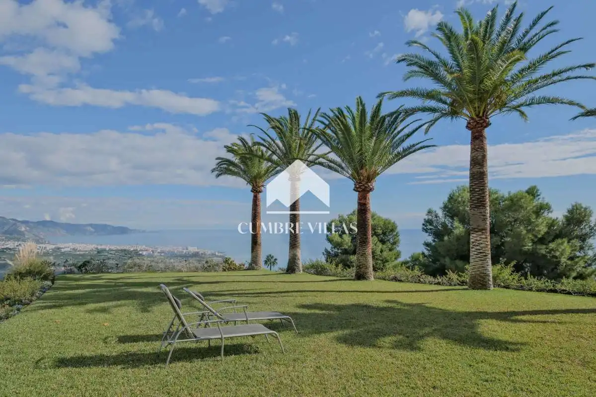 Jardí de Casa o xalet en venda en Nerja amb Jardí privat i Terrassa