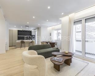 Sala d'estar de Apartament en venda en  Madrid Capital amb Aire condicionat, Calefacció i Moblat