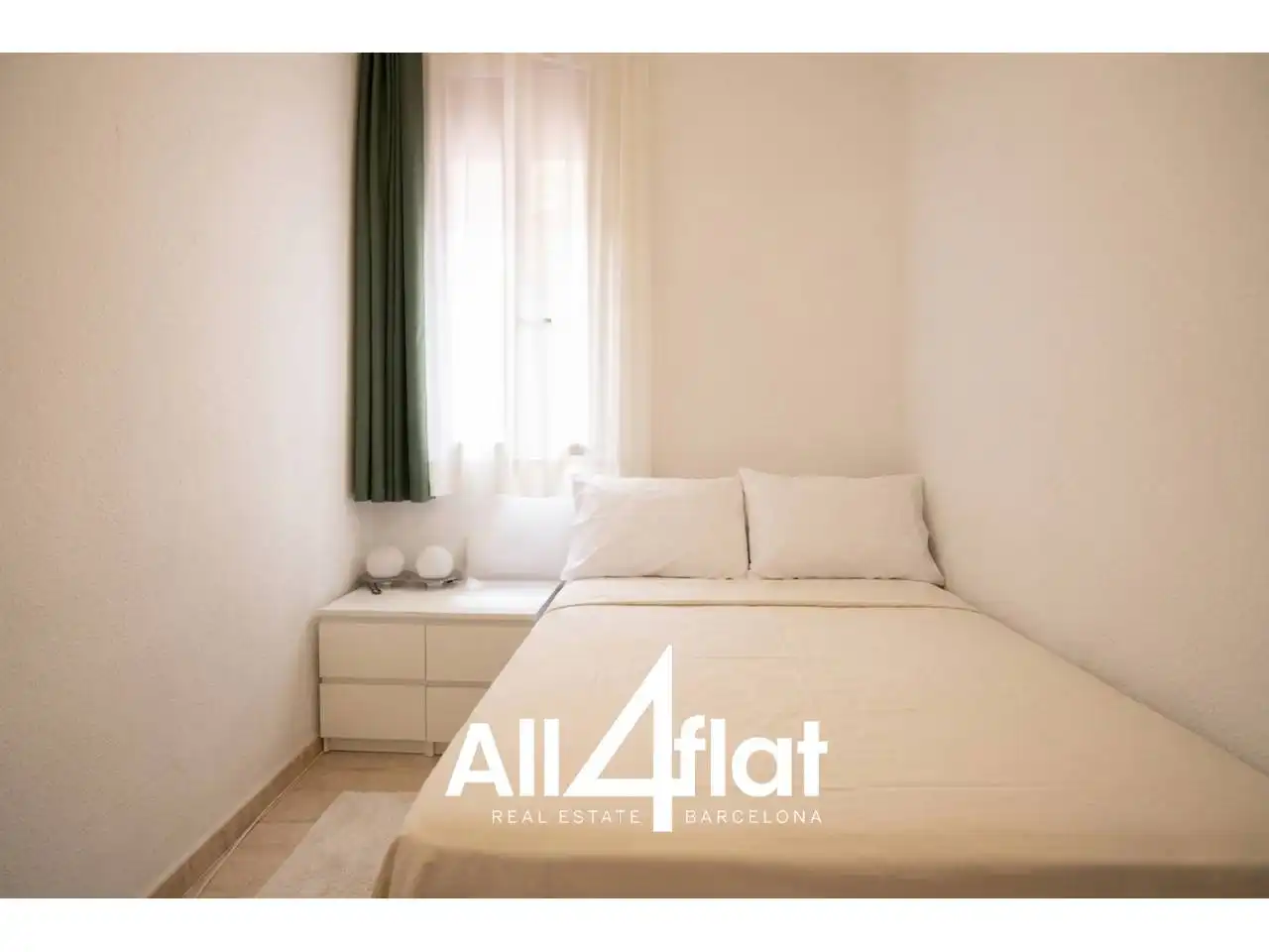 Bedroom of Flat for sale in Barcelona  with Air Conditioner, Furnished and Balcony