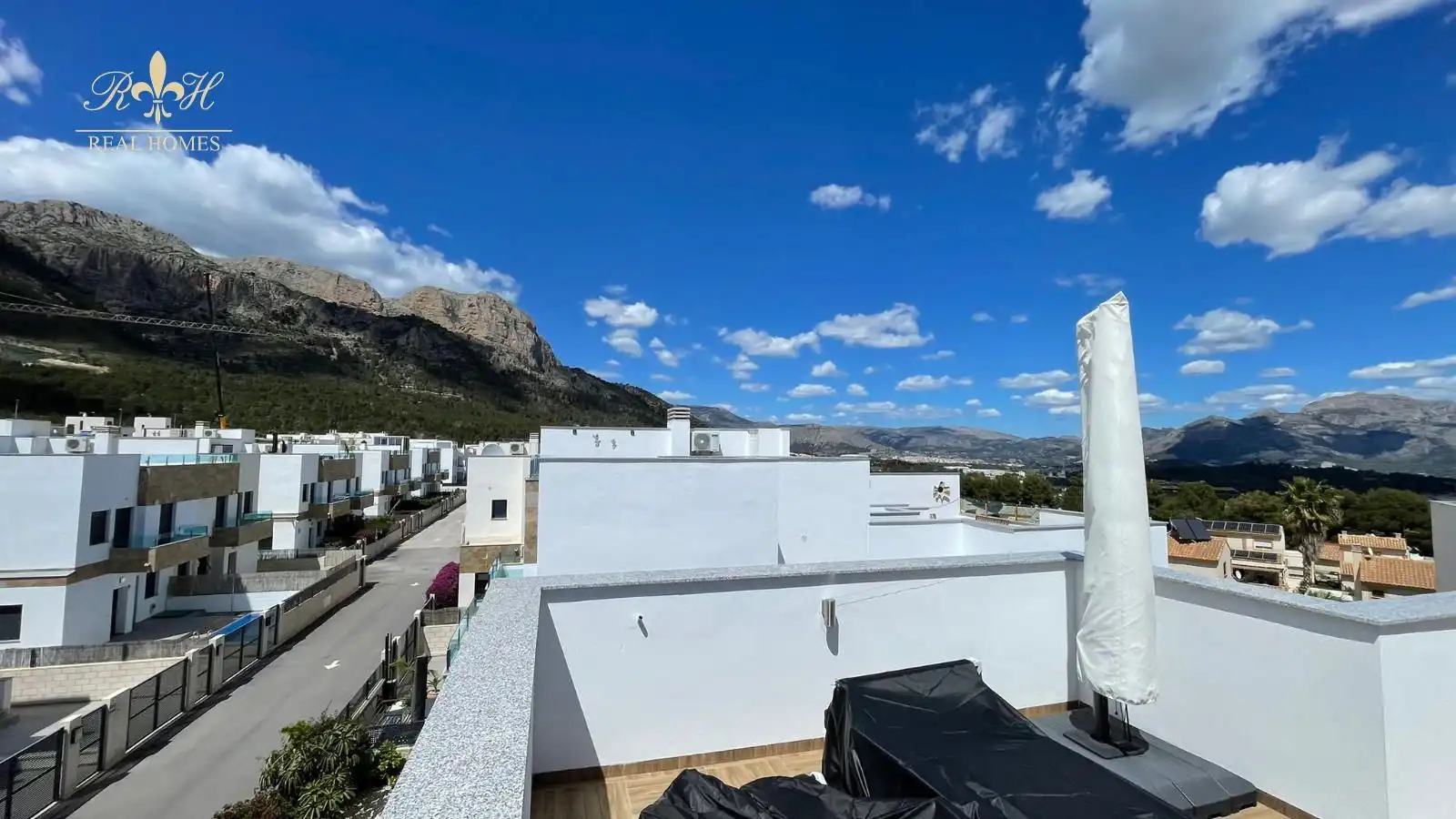 Vista exterior de Casa o xalet de lloguer en Polop amb Aire condicionat, Terrassa i Piscina