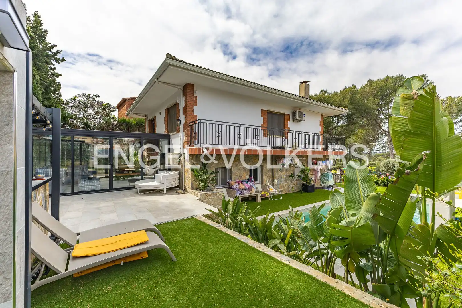 Vista exterior de Casa adosada en venta en Terrassa con Aire acondicionado, Calefacción y Jardín privado
