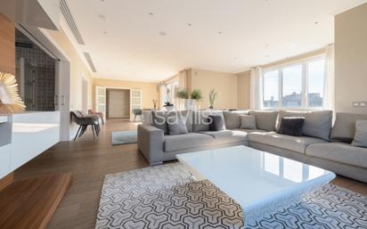 Sala d'estar de Apartament en venda en  Barcelona Capital amb Jardí privat, Terrassa i Piscina