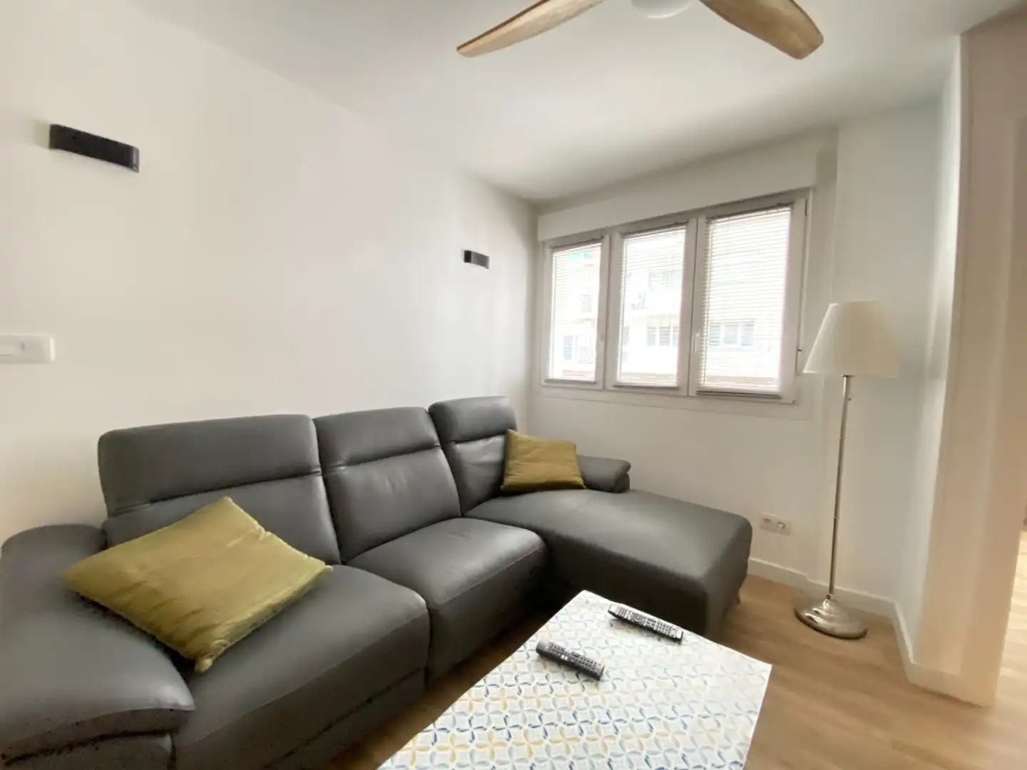 Sala d'estar de Pis de lloguer en Bilbao  amb Calefacció, Terrassa i Moblat