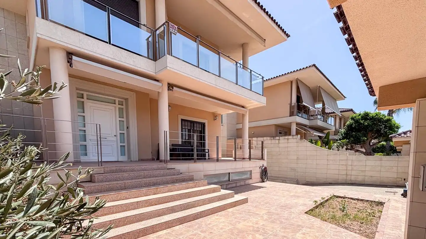 Vista exterior de Casa o chalet en venta en Elche / Elx con Aire acondicionado, Jardín privado y Parquet
