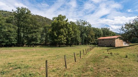 Finca singular de más de 2 hectáreas con cabaña de piedra junto al río en Rasines, immagine 2