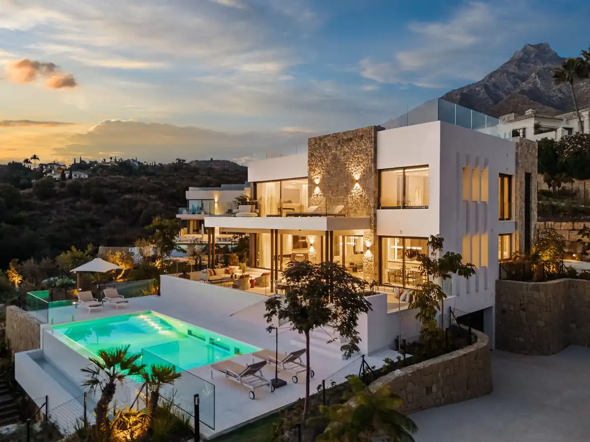 Vista exterior de Casa o xalet en venda en Marbella amb Aire condicionat, Jardí privat i Terrassa
