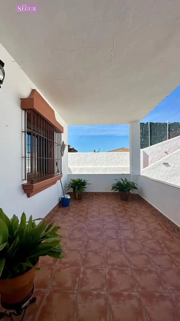 Terrassa de Casa o xalet en venda en Conil de la Frontera amb Jardí privat, Terrassa i Piscina