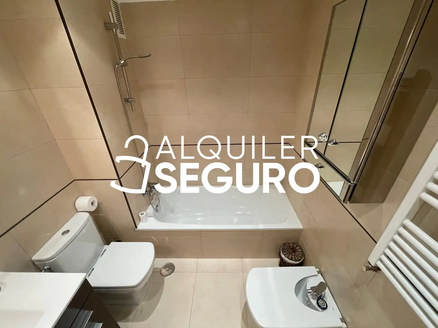 Baño de Piso de alquiler en Madrid con Calefacción, Terraza y Amueblado