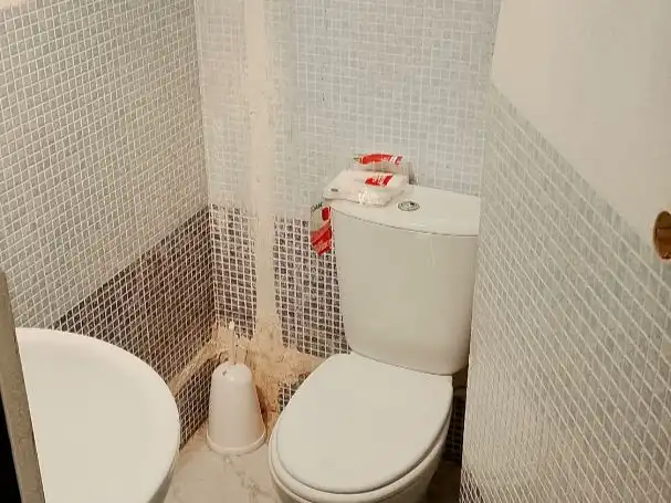 Bany de Local en venda en Almería amb Aire condicionat, Calefacció i Moblat