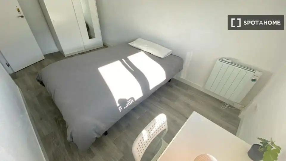 Habitación de Piso de alquiler en Madrid con Aire acondicionado, Calefacción y Amueblado