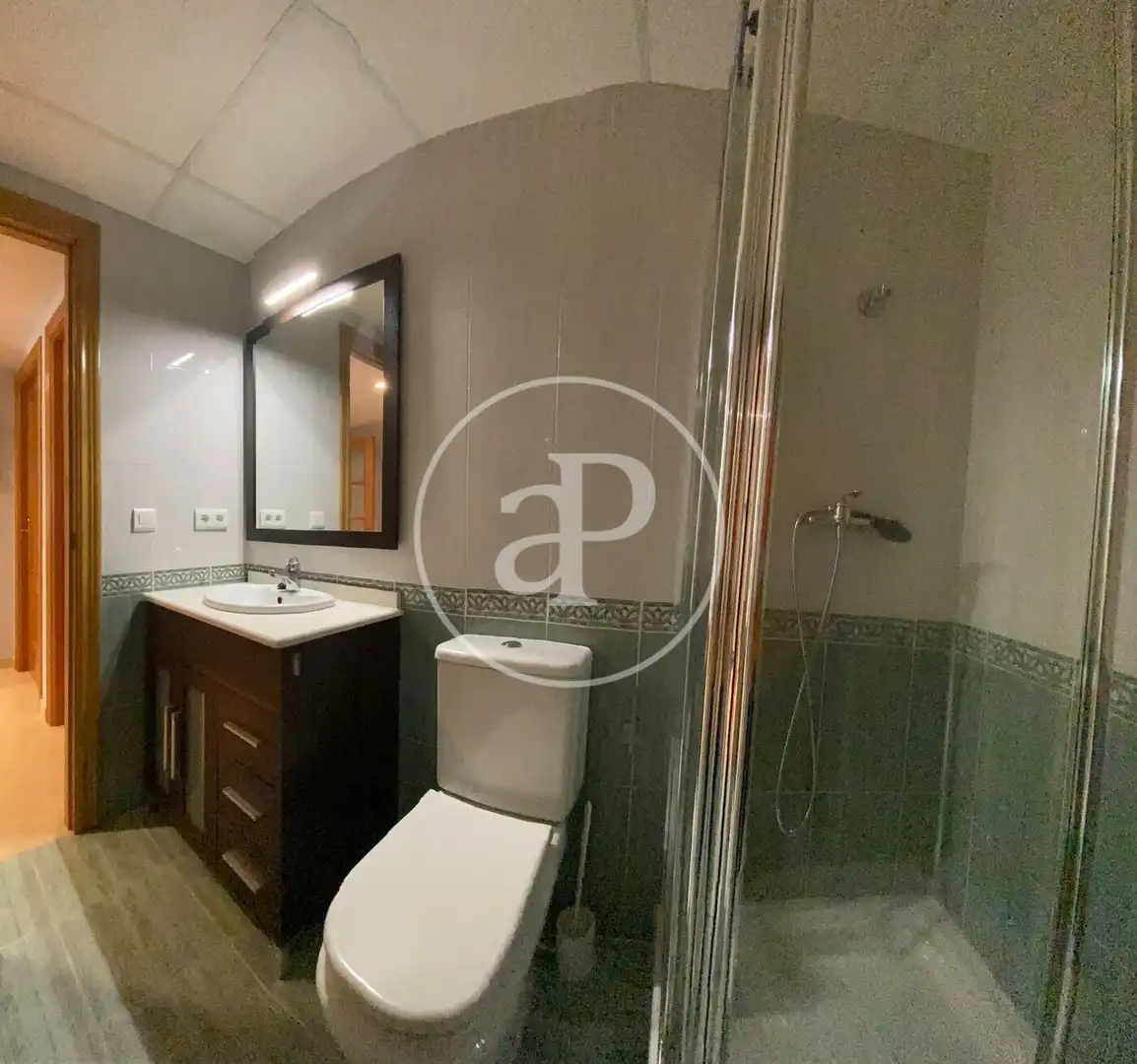 Baño de Piso de alquiler en Valencia con Aire acondicionado, Calefacción y Jardín privado