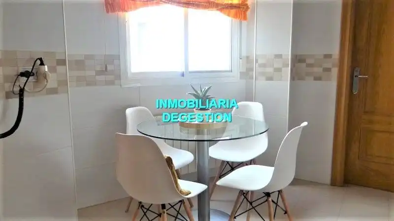 Esszimmer von Dachboden zum Verkauf in Linares mit Klimaanlage, Heizung und Privatgarten