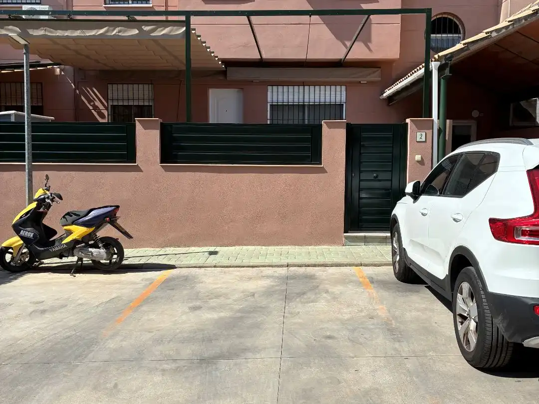 Parkplatz von Maisonette zur Miete in Dos Hermanas mit Klimaanlage, Privatgarten und Abstellraum