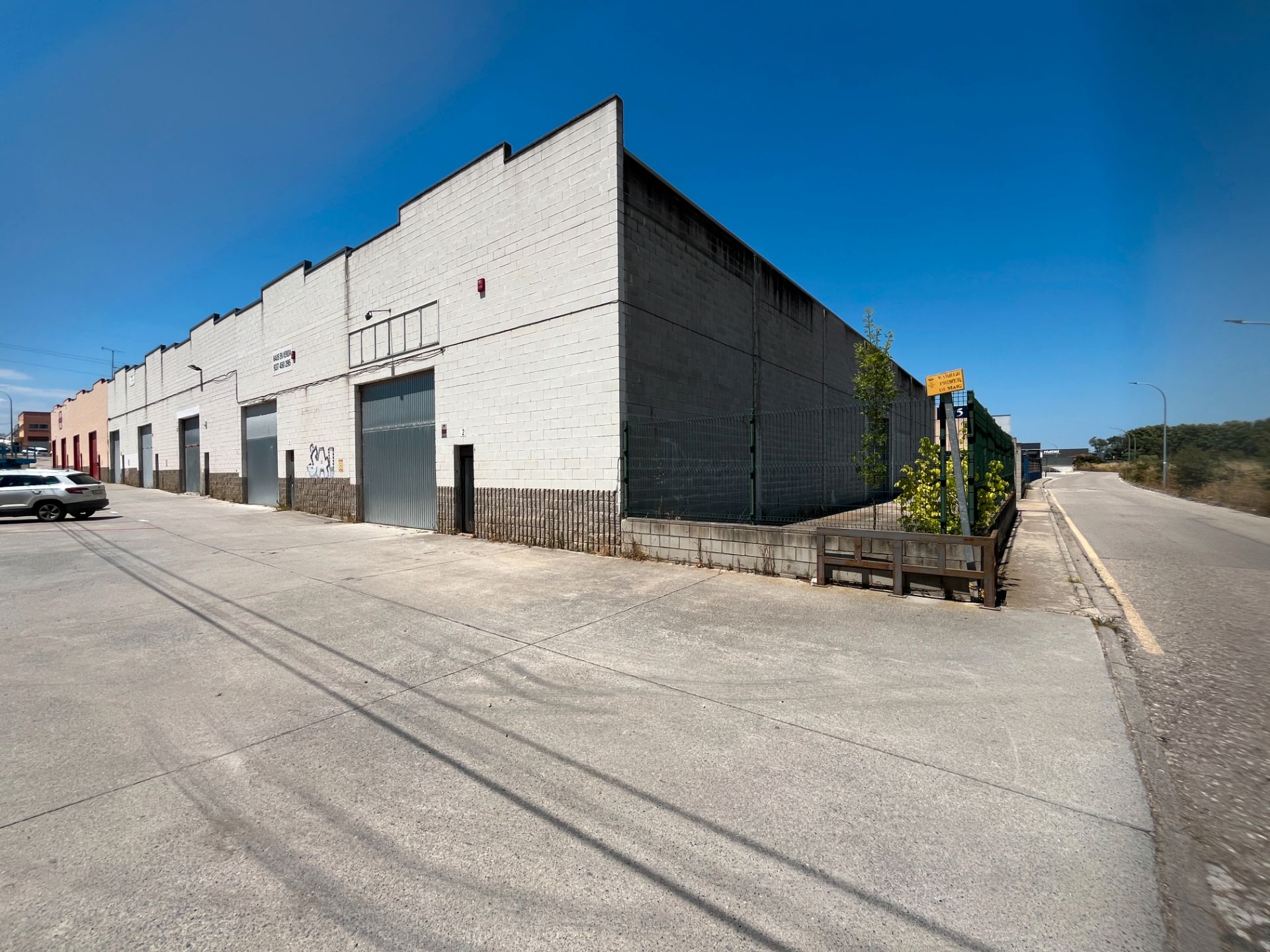 Vista exterior de Nau industrial de lloguer en Sils amb Alarma