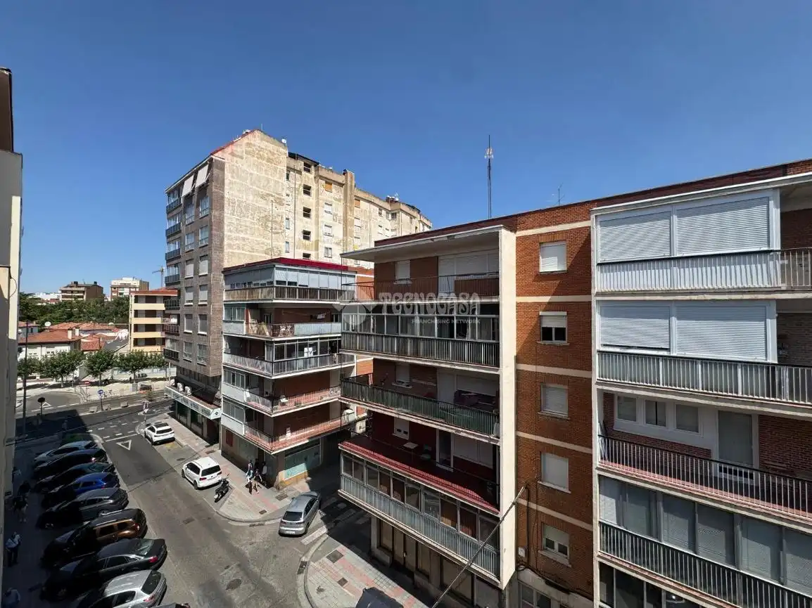Vista exterior de Pis en venda en Palencia amb Calefacció i Parquet