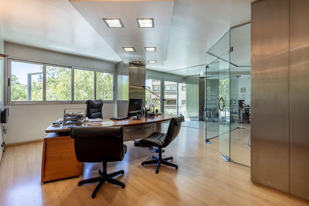 Premises for sale in  Granada Capital