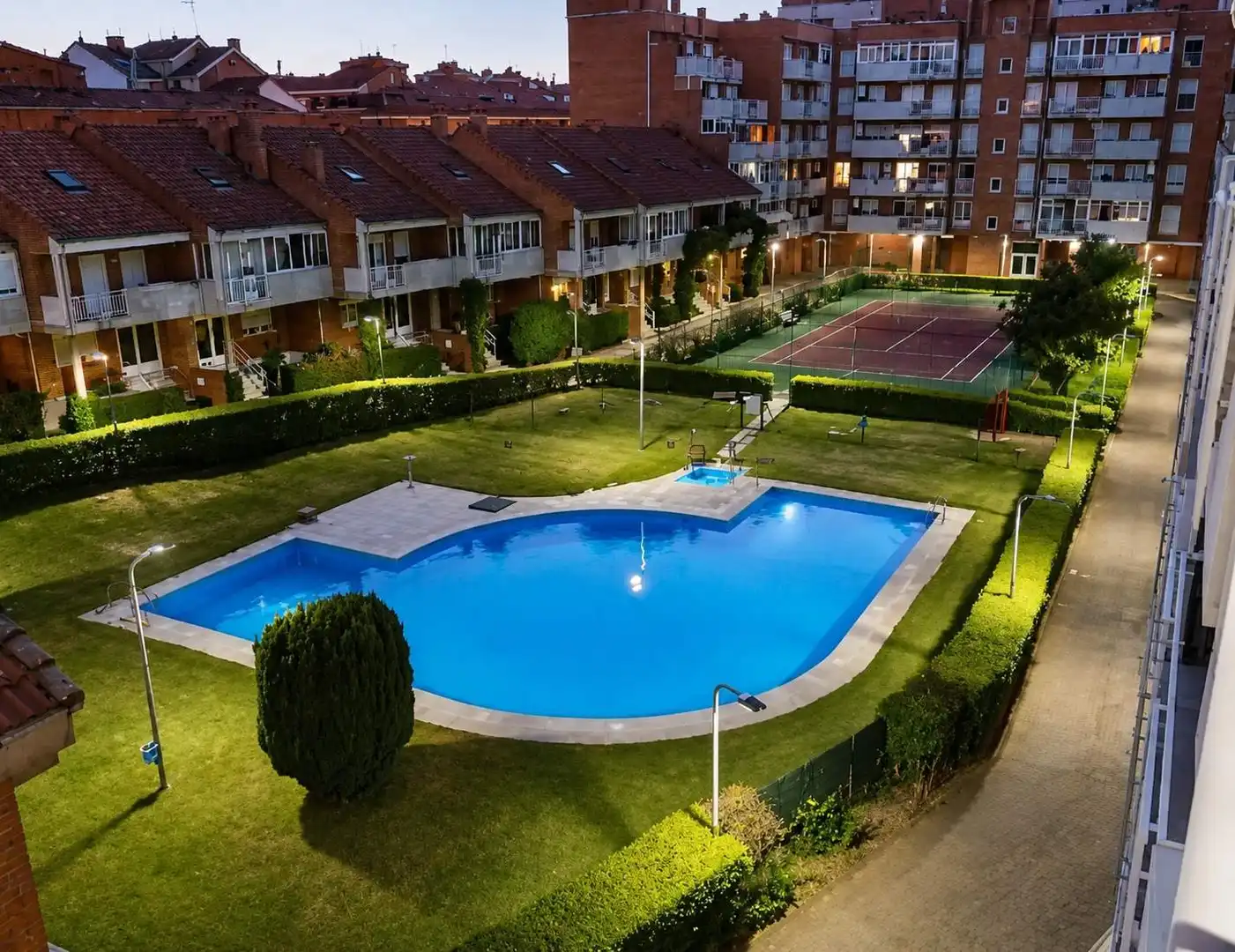 Piscina de Casa adosada en venta en León Capital  con Parquet