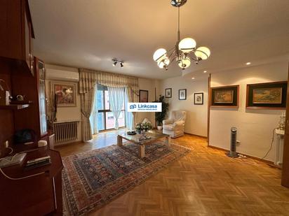 Sala d'estar de Pis en venda en  Madrid Capital amb Aire condicionat, Calefacció i Jardí privat