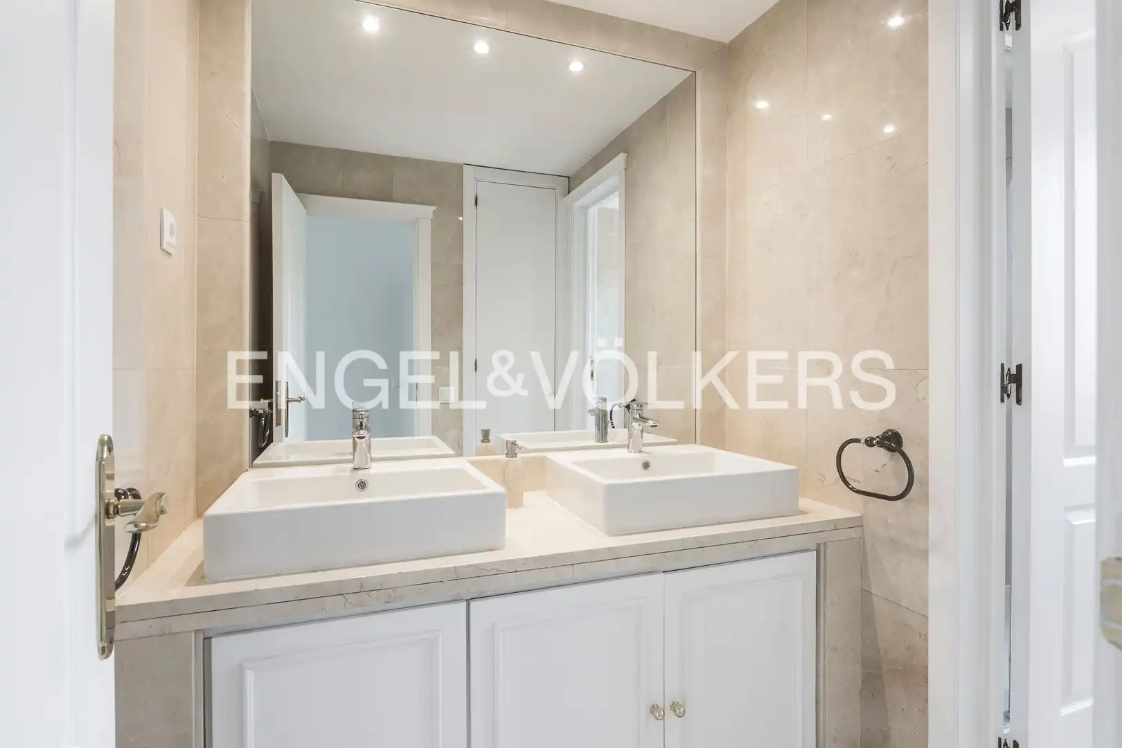 Baño de Casa o chalet de alquiler en Madrid con Calefacción, Jardín privado y Terraza