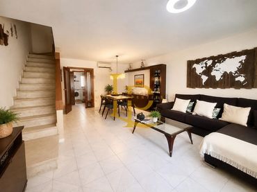 Adosado con balcón en venta en Carrer de la Sínia
