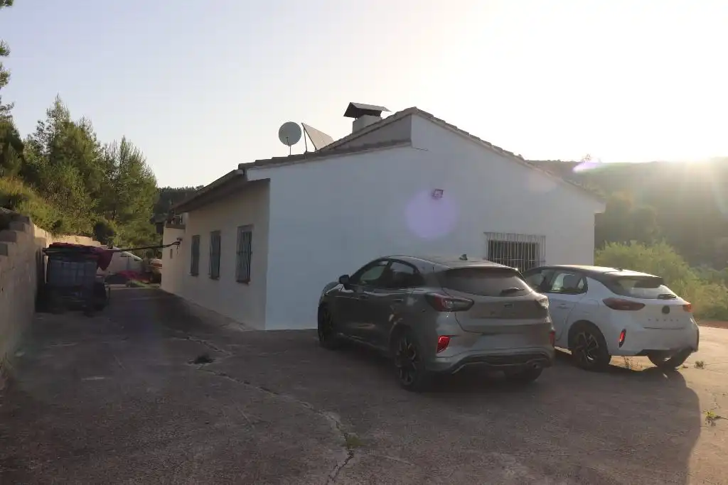 Vista exterior de Finca rústica en venda en Buñol amb Jardí privat, Terrassa i Traster