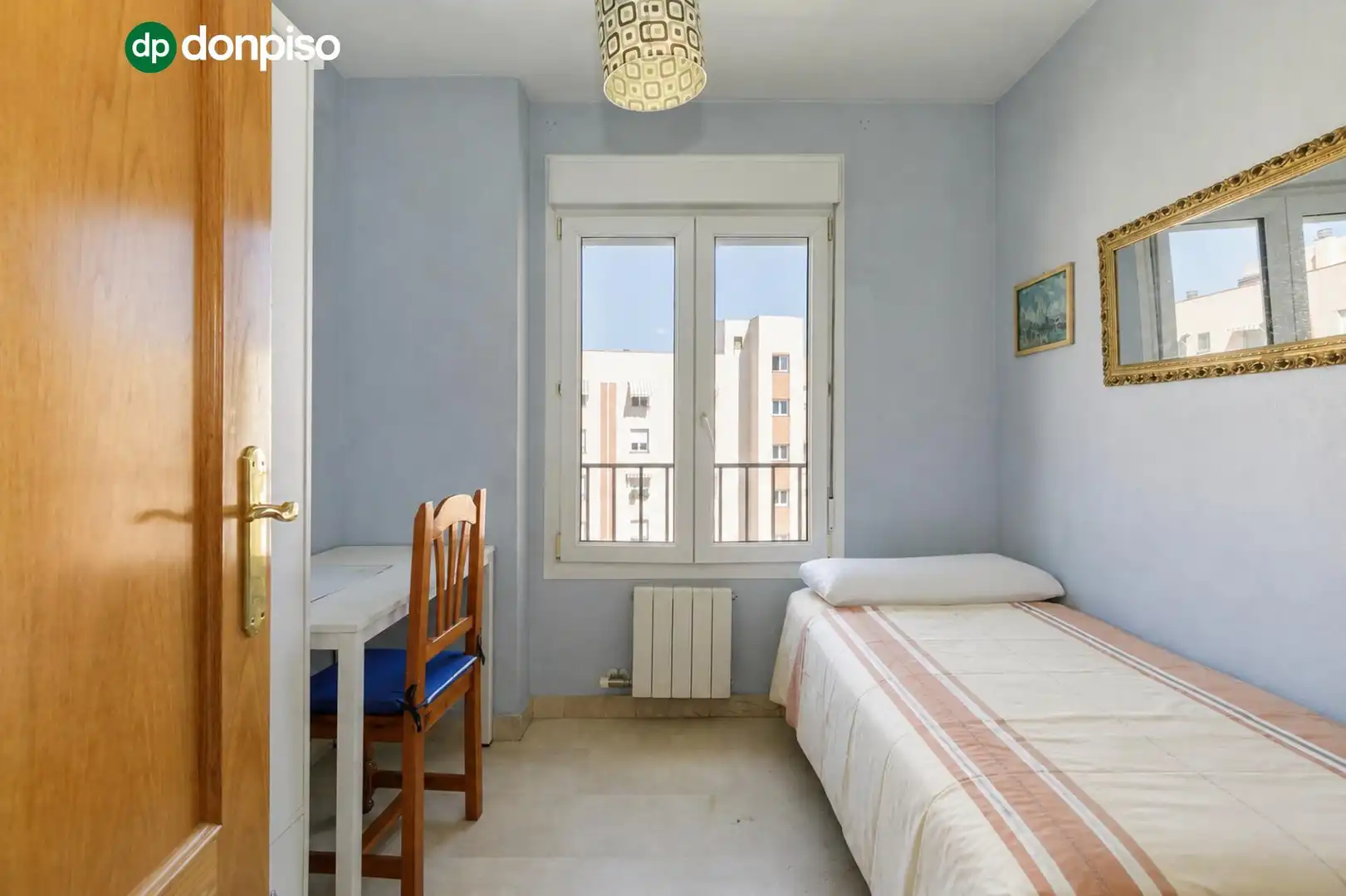 Dormitori de Apartament en venda en Granada amb Piscina comunitària