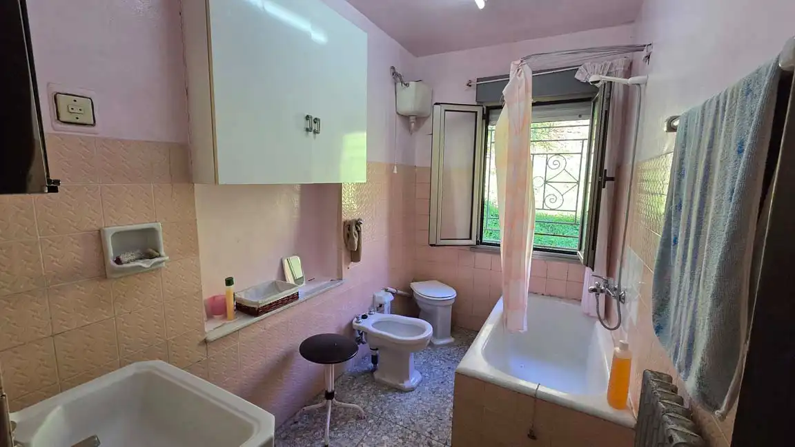 Badezimmer von Haus oder Chalet zum Verkauf in Laviana mit Heizung, Privatgarten und Parkett
