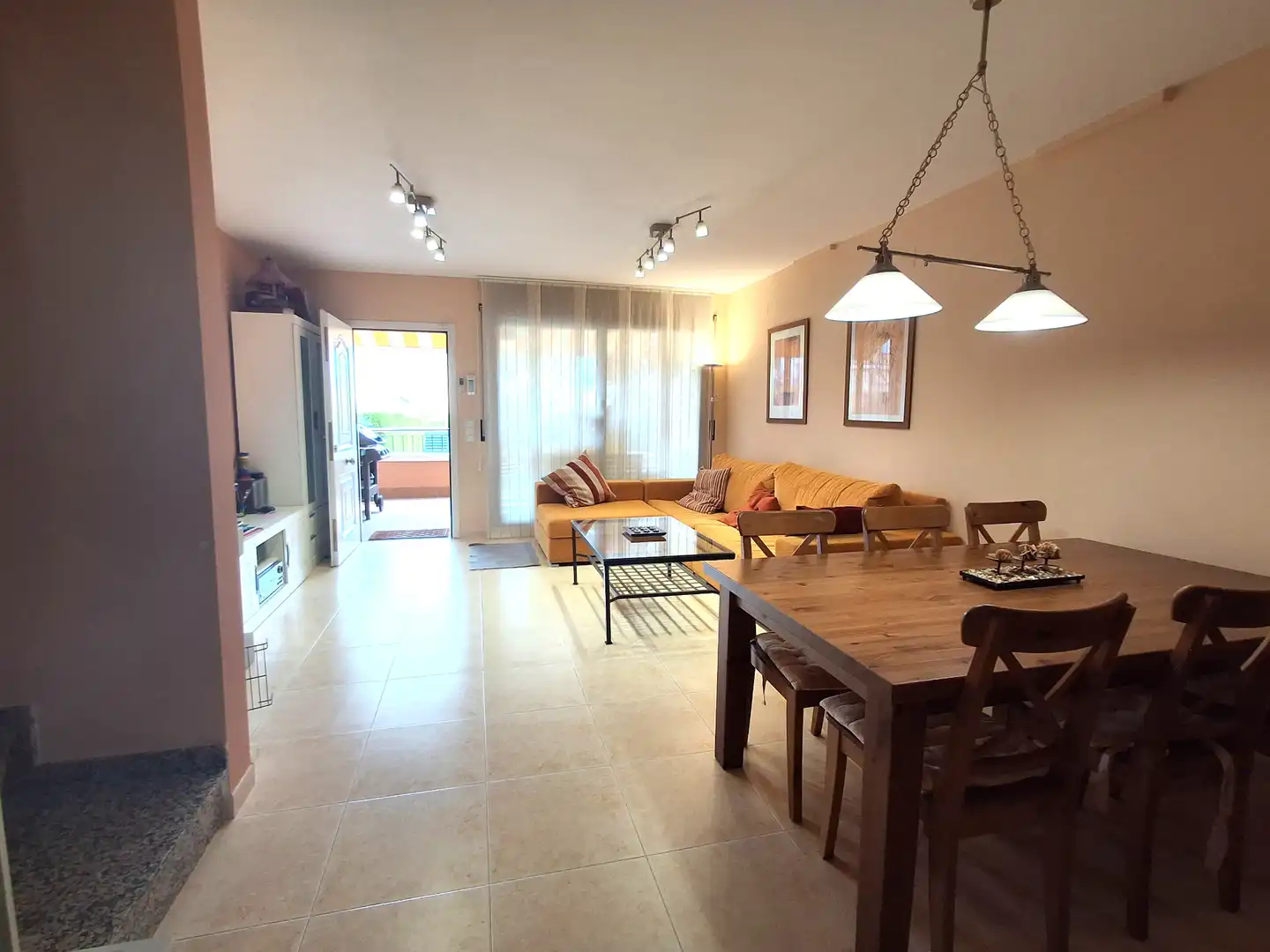 Sala d'estar de Casa adosada en venda en Mont-roig del Camp amb Aire condicionat, Jardí privat i Terrassa