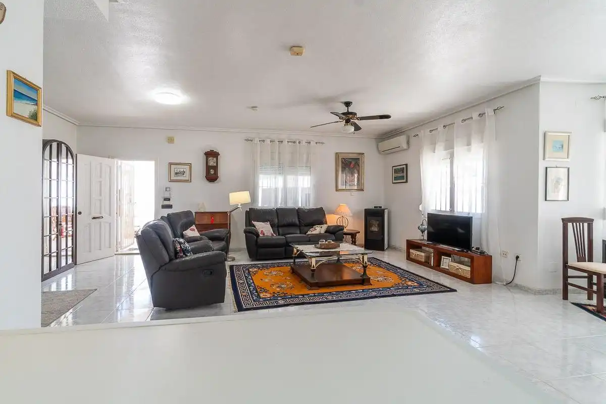 Sala d'estar de Casa o xalet en venda en Orihuela amb Aire condicionat, Jardí privat i Terrassa