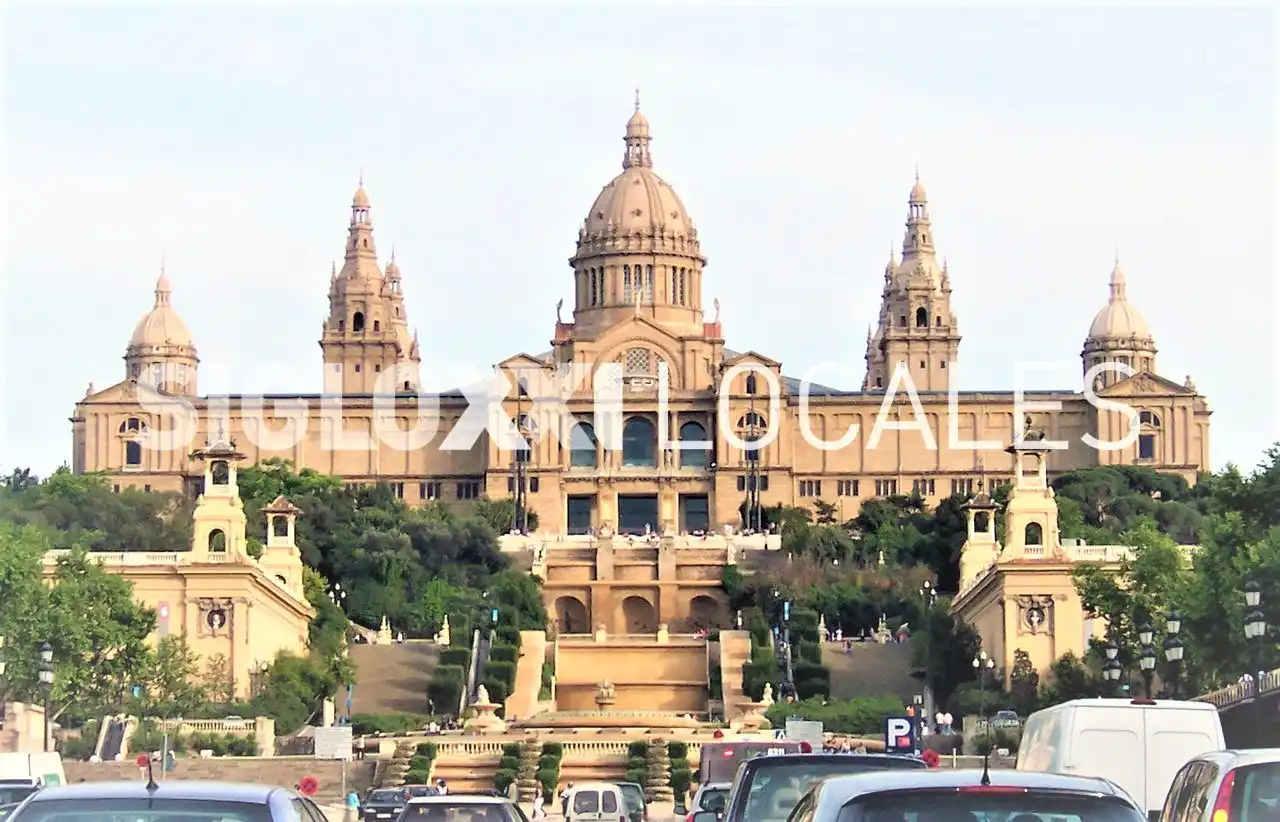 Exterior view of Commercial properties for rent in  Barcelona Capital  with Air Conditioner