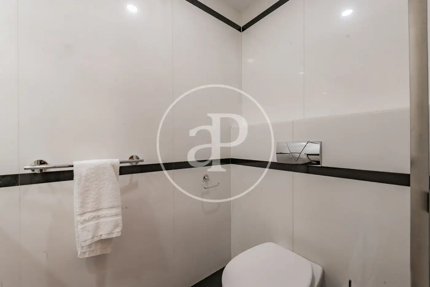Bathroom of Flat for rent in Madrid  with Air Conditioner, Heating and Terrace