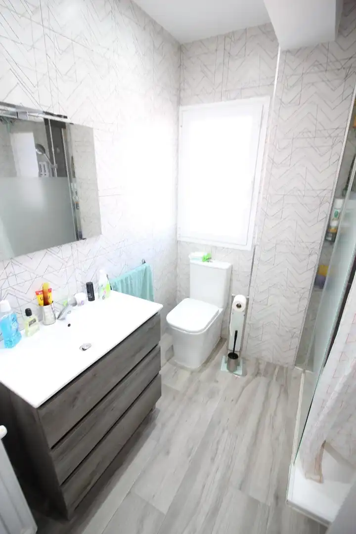 Baño de Piso de alquiler en Toledo con Aire acondicionado, Calefacción y Terraza