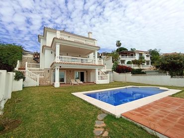 Xalet amb piscina en venda a La Capellanía - El Higuerón