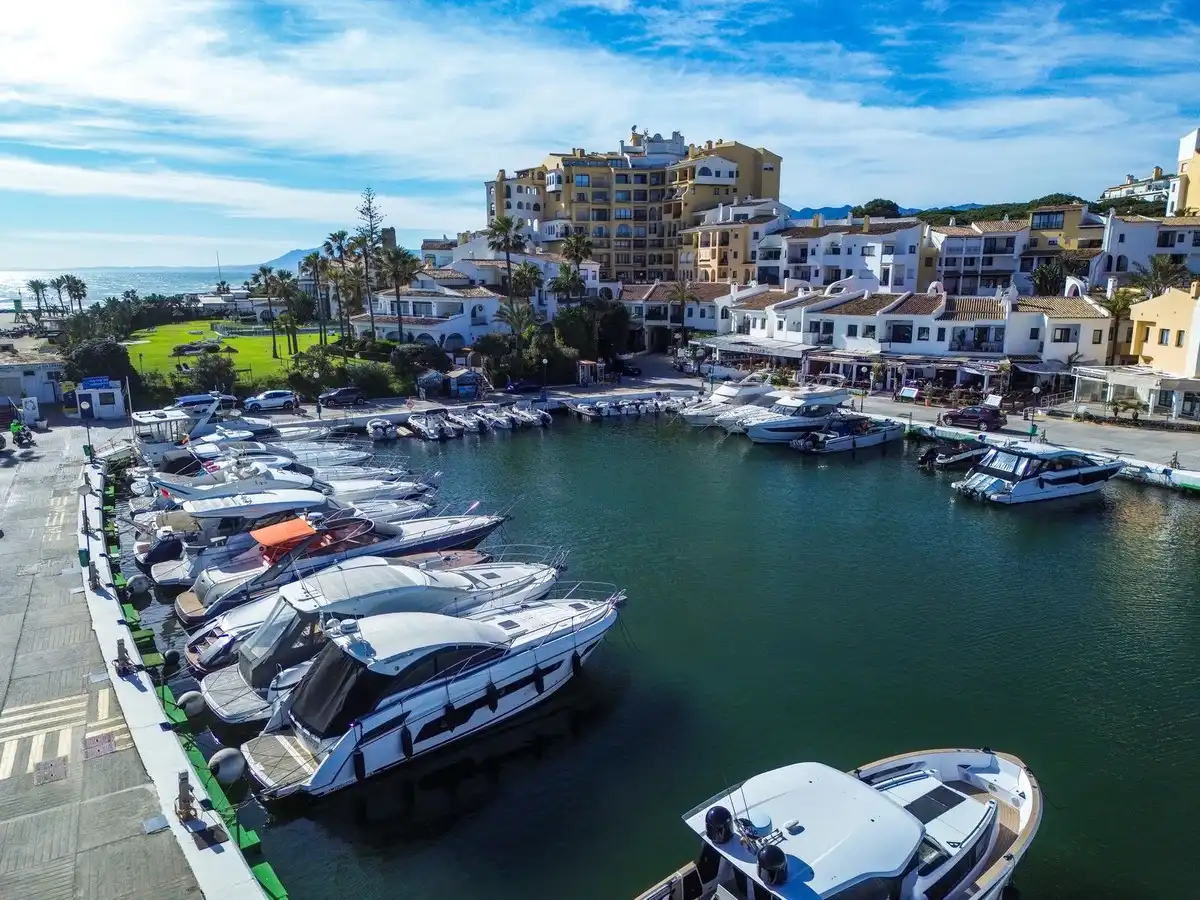 Vista exterior de Casa adosada de lloguer en Marbella amb Piscina comunitària
