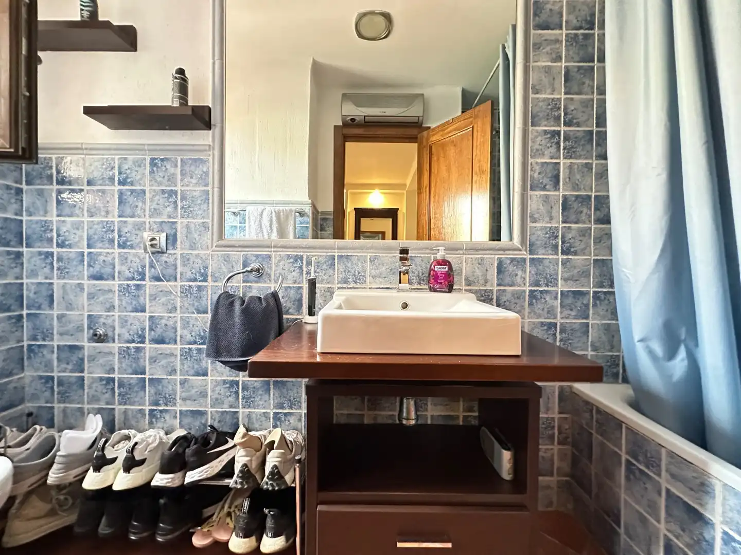 Bathroom of Apartments for sale in Torrevieja  with Air Conditioner, Swimming Pool and Internet