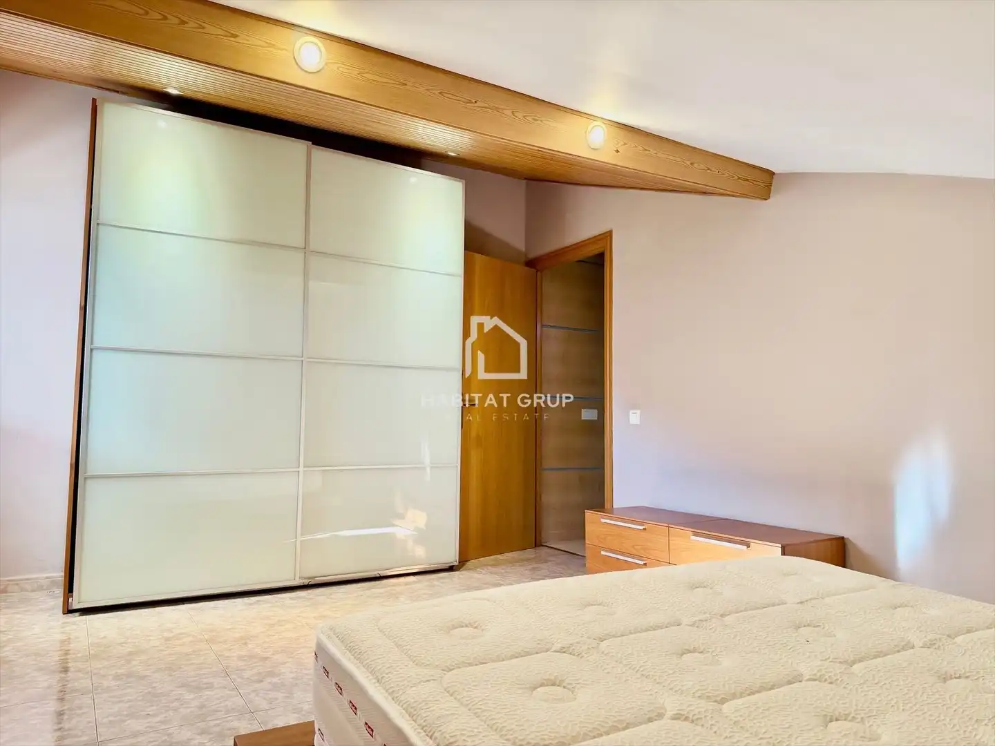 Habitación de Dúplex en venta en Girona con Aire acondicionado, Calefacción y Terraza