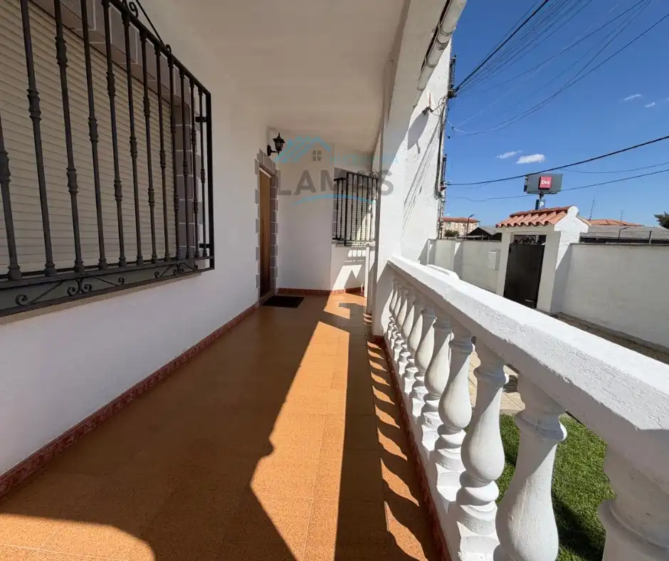 Vista exterior de Casa o xalet en venda en Talayuela amb Aire condicionat, Calefacció i Jardí privat