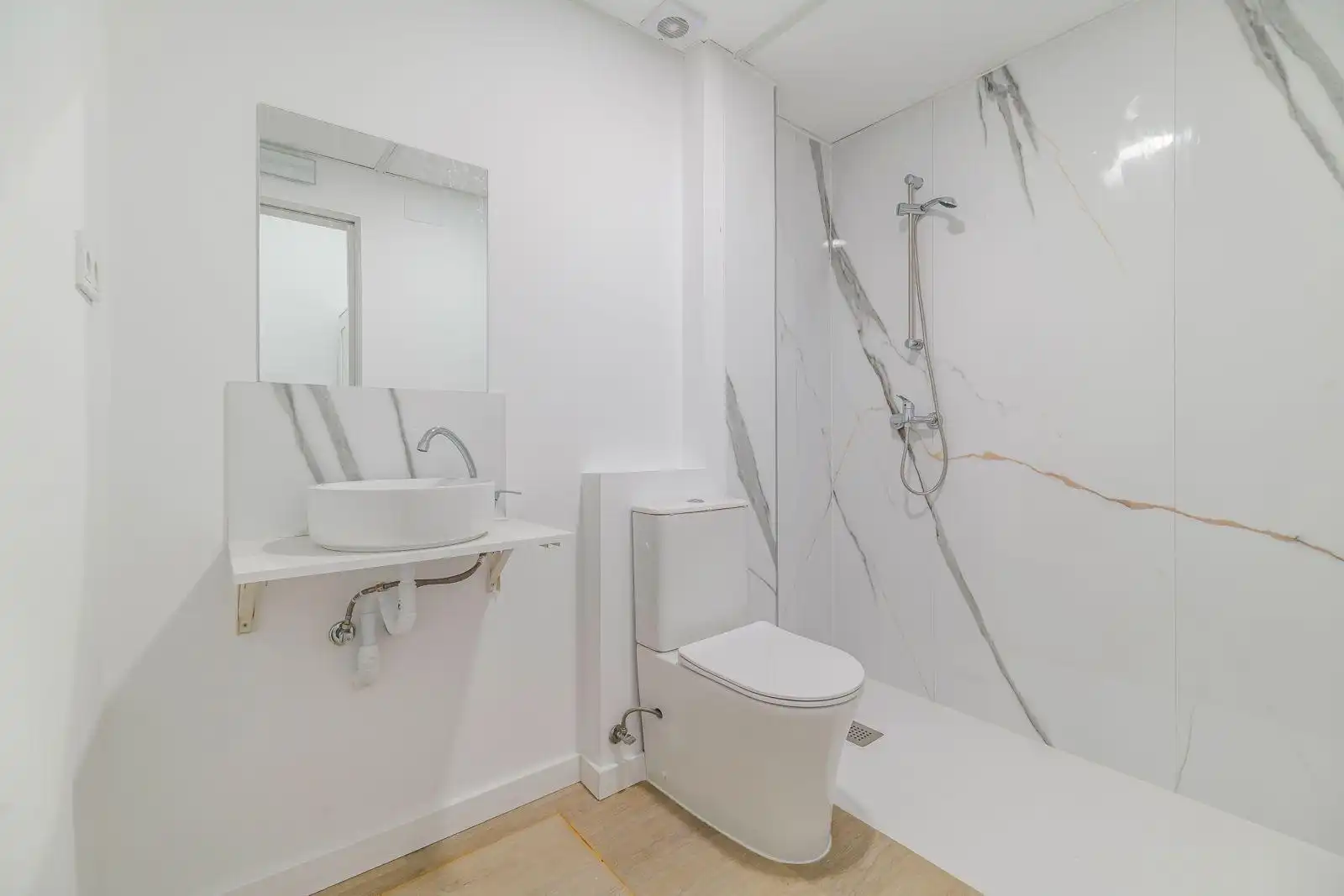 Baño de Loft en venta en L'Hospitalet de Llobregat con Parquet