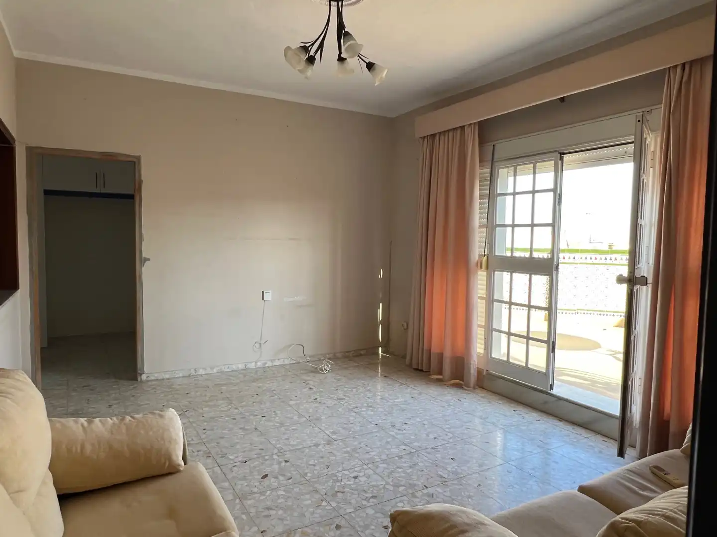Sala d'estar de Casa adosada en venda en Bollullos de la Mitación amb Terrassa