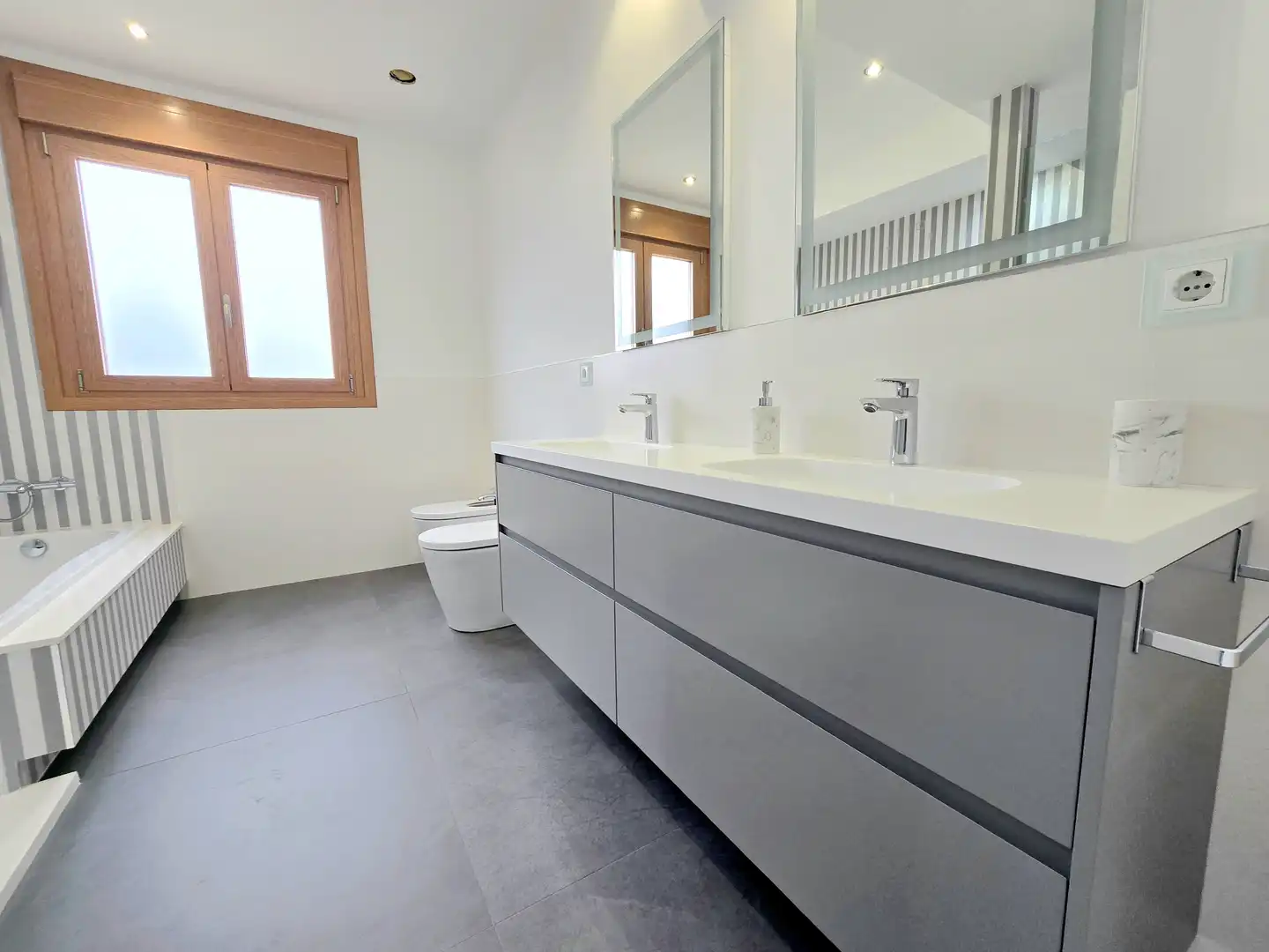 Bany de Casa o xalet en venda en Vigo  amb Calefacció, Jardí privat i Terrassa